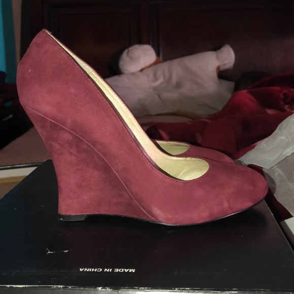 Burgundy suede heels - Picture 2 of 2